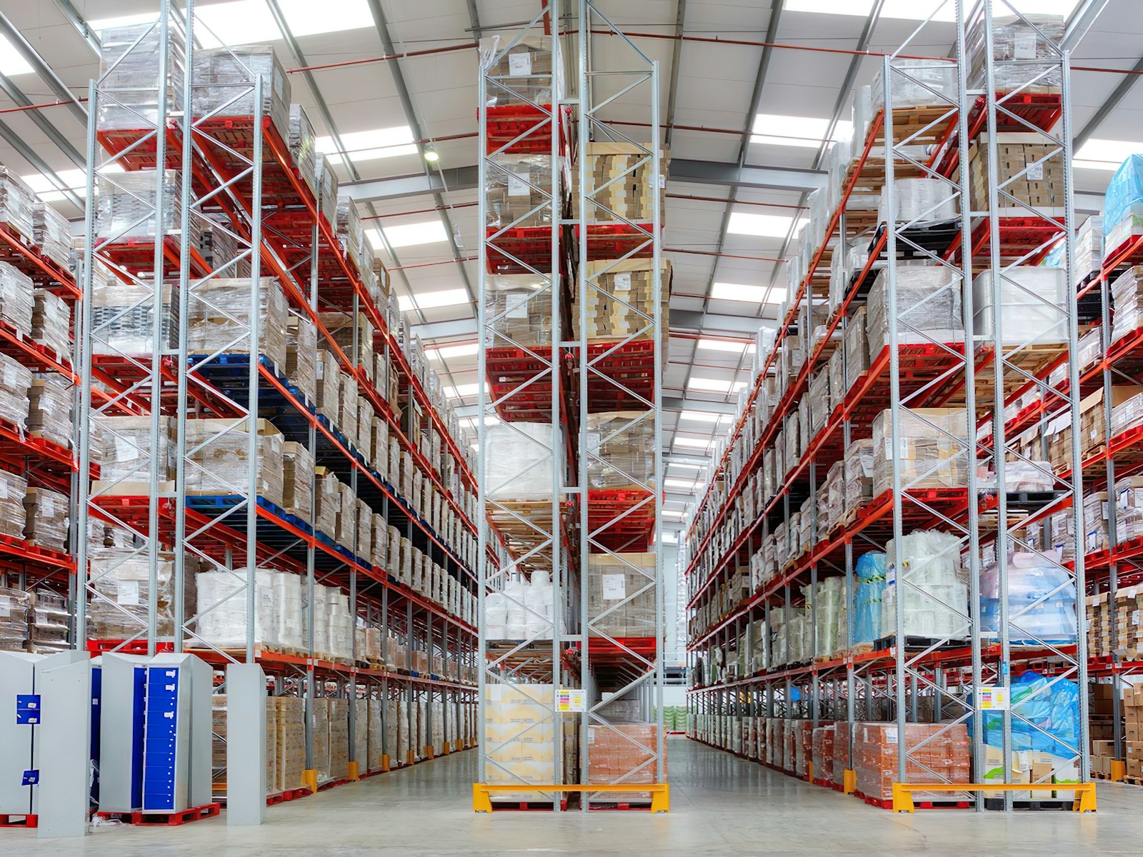 Almacén industrial con estanterías